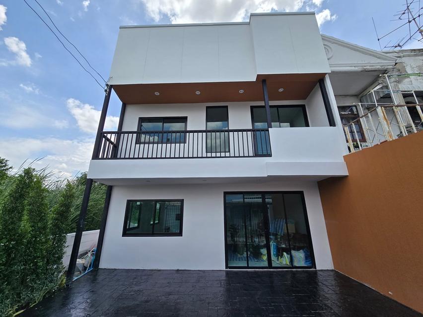 ด่วน!! เพียง 6.8 ล้าน บ้านทาวน์เฮาส์ หลังมุม รีโนเวทใหม่ พร้อมเข้าอยู่ได้ทันที ใกล้ BTS บางจาก