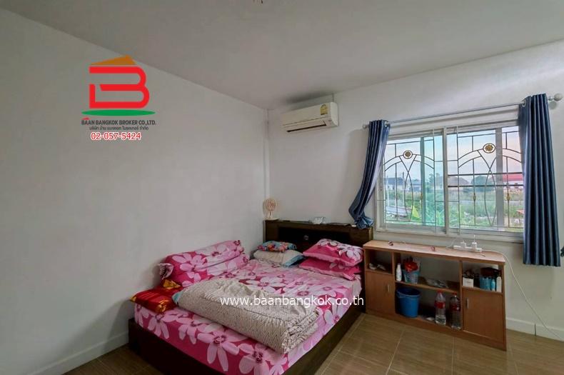 ทาวน์เฮาส์ หมู่บ้าน อยู่เจริญ 5 (รังสิต-นครนายก 74) ติดถนนไสวประชาราษฎร์ เนื้อที่ 21.6 ตารางวา ใกล้ตลาดกลางลาดสวาย ตำบลลาดสวาย อำเภอลำลูกกา จังหวัดปทุ 9