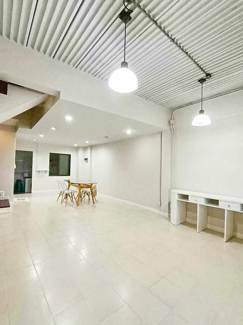 ให้เช่าทาวน์เฮ้าส์ 3 ชั้น สวนหลวง 240 ต.ร.ม.บ้านกลาง พระราม 9 ARL หัวหมาก 700 ม. พร้อมเฟอร์ฯ 3 นอน ดอะไนน์ เซ็นเตอร์ พระ 1
