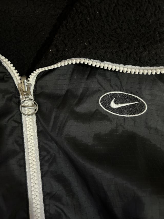 Nike Reversible Fleece Coat jacket Black.Details : Biglogo ใส่ได้2ด้าน เฟี้ยวๆเลยครับกันลมกันเเดดกันหนาว📌📌📌Size: M 25.5/27.5
