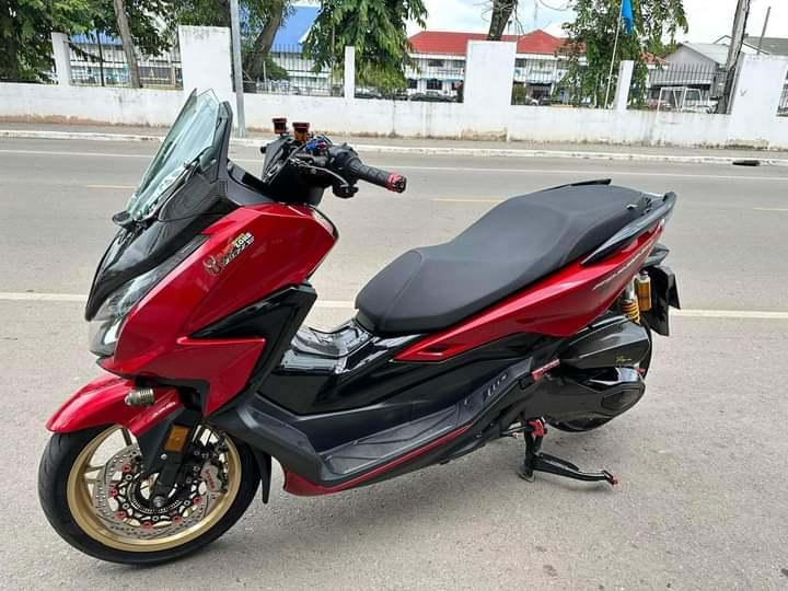 Honda Forza สีแดง-ดำ