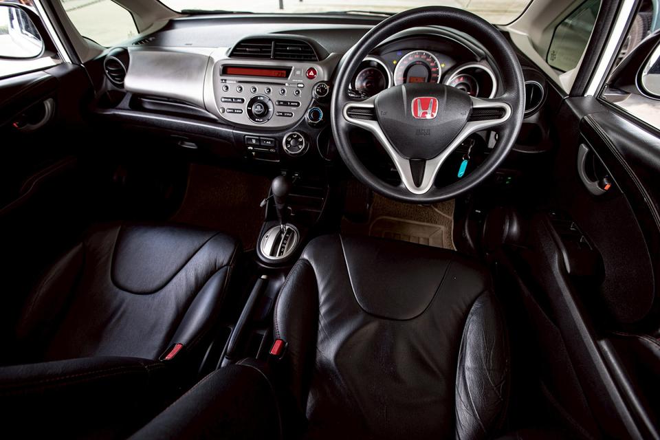 Honda Jazz 1.5 S ปี 2013 สีขาว มือเดียวป้ายแดง  14