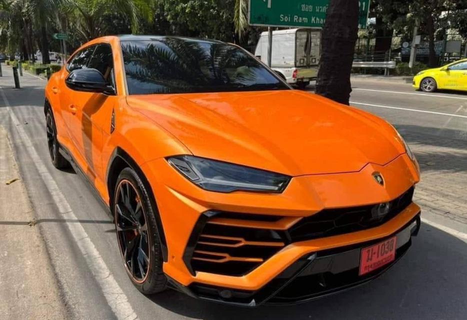 Lamborghini Urus สีส้ม 2