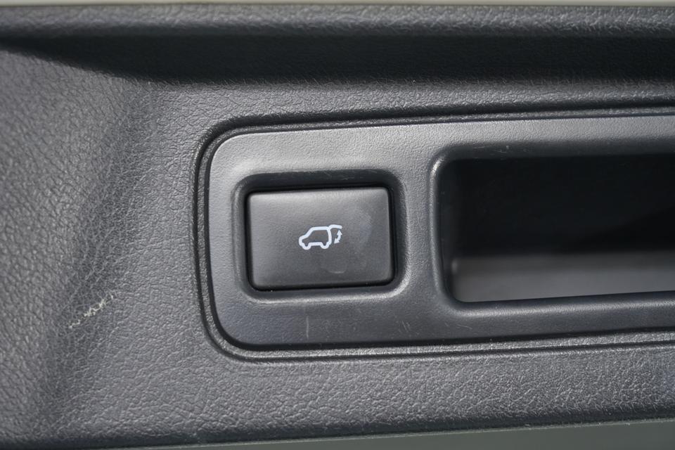 2022 TOYOTA FORTUNER 2.4 V 2WD SUV สีขาว เลขไมล์ 74065 กม. 18