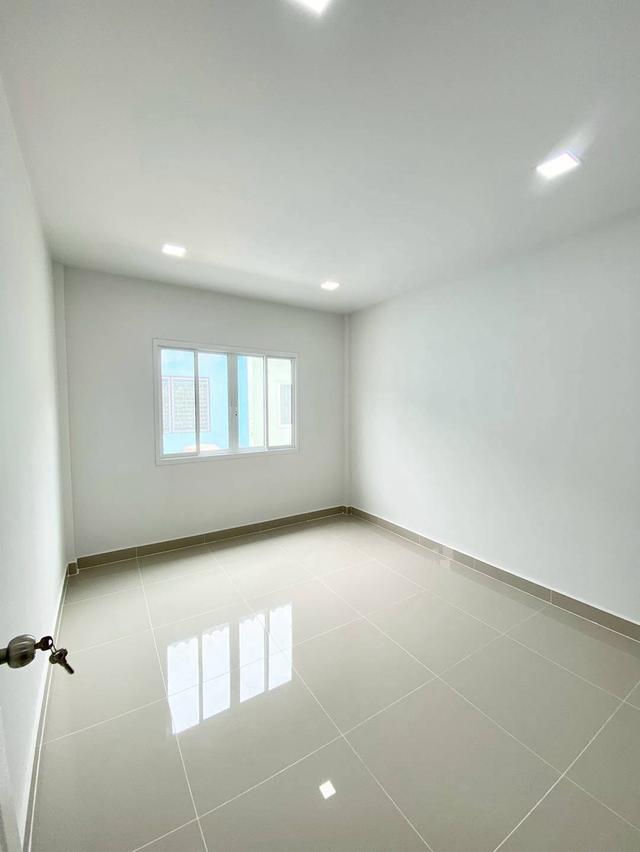 หมู่บ้านลภาวัน1  แยกบางพลู ทาวน์เฮาส์ 2 ชั้น หลังริม ตกแต่งใหม่พร้อมอยู่ ทำเลดี ใกล้ถนนรัตนาธิเบศร์  มีระเบียงด้านหน้ากว้าง 15