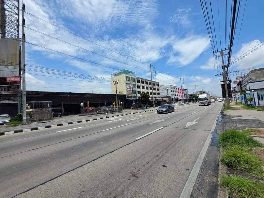 ขายตึก 3 ชั้นครึ่ง ทำเลดี ติดถนนลำลูกกา คลอง3 ใกล้โรงบาลสินแพทย์ลำลูกกา 3