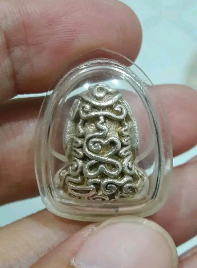 พระปิดตาเนื้อเงินเลี่ยมเก่า
