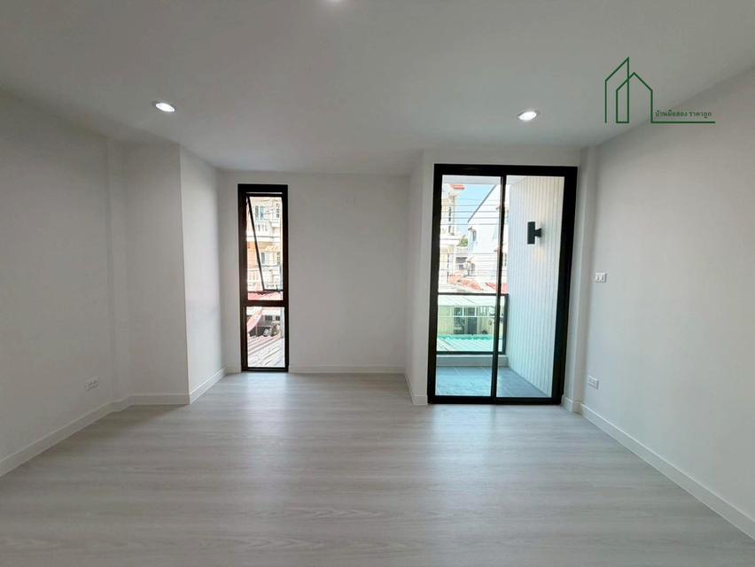 ทาวน์โฮม 3 ชั้น เล่นระดับ ซอยนาคนิวาส37 โชคชัย 11