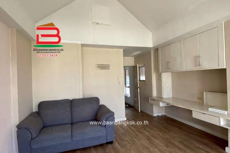 ทาวน์โฮม ซิตี้ทาวน์โฮมลาดพร้าว 80 (ใกล้ตลาดสะพานสอง) เนื้อที่ 22.8 ตรว. แขวงวังทองหลาง เขตวังทองหลาง 9