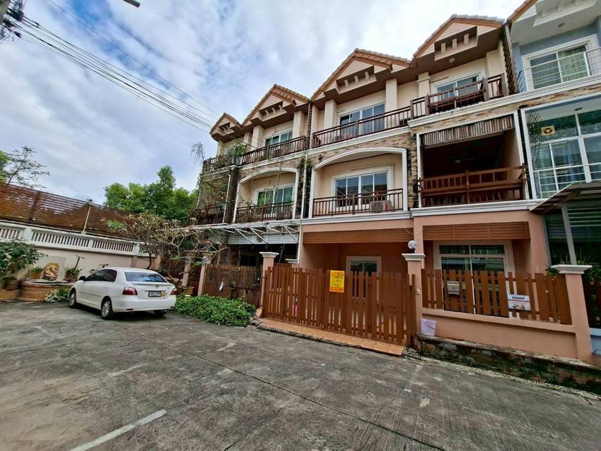 ขายบ้าน 3 ชั้น หมู่บ้านนนทรีเพลส ใกล้แม็คโครนครอินทร์ 2