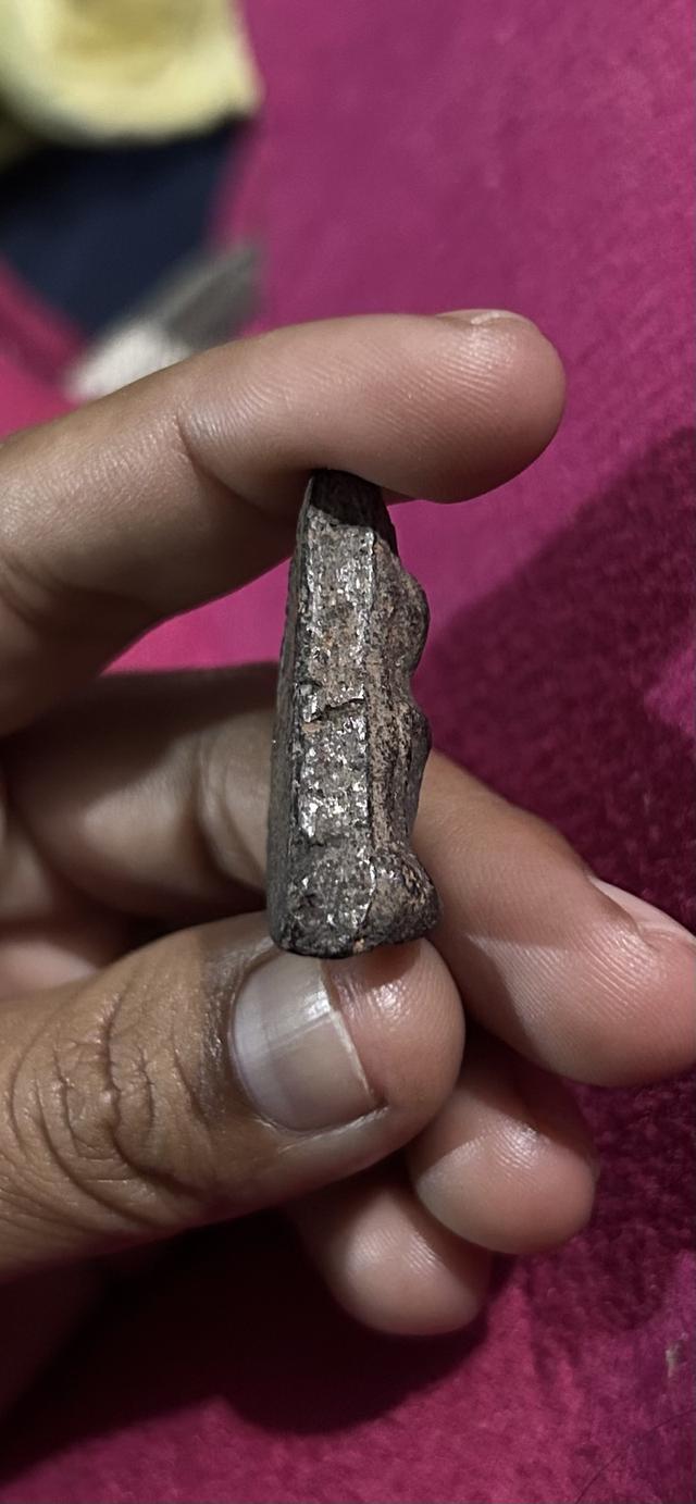 พระนางพญา พิษณุโลก พิมพ์เข่าโค้ง 3