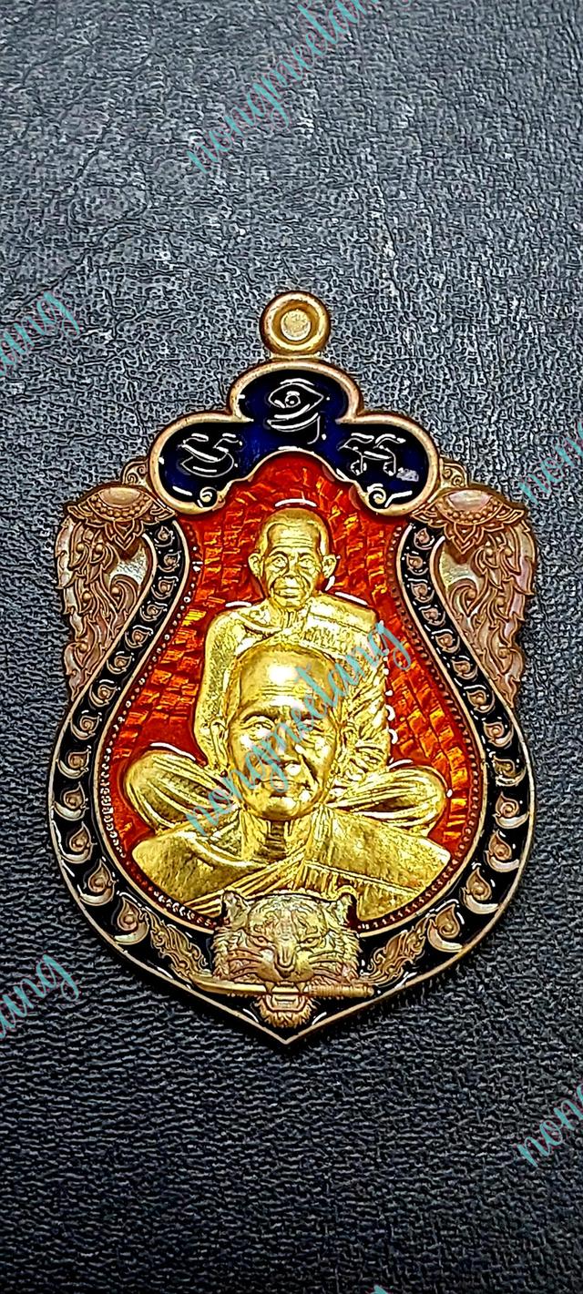 หลวงพ่อทอง สุทฺธสีโลเหรียญเสมา เสือ ๓ พยัคฆ์บูชาครูคู่ปฐพีเนื้อชนวนผิวรุ้ง หน้ากากทองทิพย์ คุ้ยพื้นลงยาส้มซุ้มน้ำเงิน ขอบน้ำเงินหลังเสือขาบDาบเลข ๘๔ 