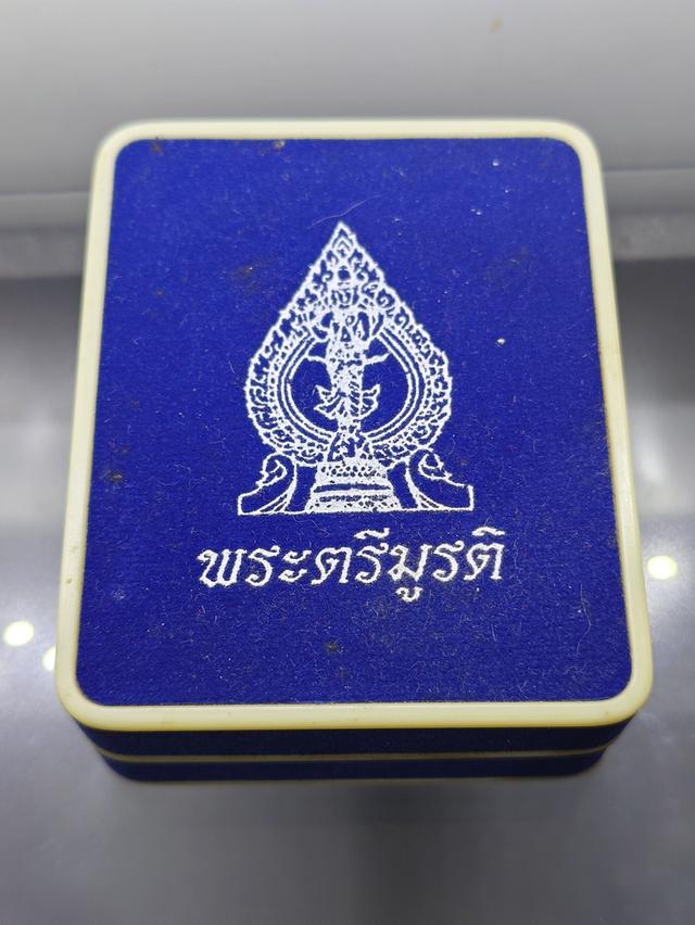 รูปหล่อลอยองค์ พระตรีมูรติ เนื้อเงินชุบทอง วัดไตรมิตรวิทยาราม พ.ศ.2548 พร้อมกล่องเดิม รูปที่ 9
