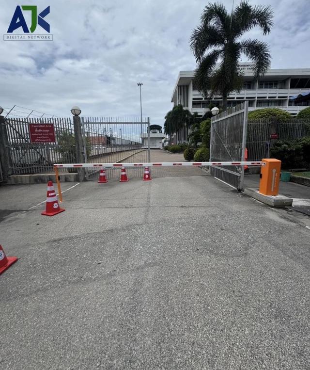 ไม้กั้นเข้าออกหมู่บ้านชลบุรี ไม้กั้นรถยนต์ชลบุรี 099-3732032 ไม้แขนกั้นรถยนต์พานทอง บ่อทอง หนองชาก บ้านบึงชลบุรี 9