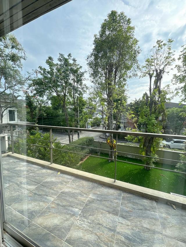 ขายบ้านเดี่ยว โครงการหมู่บ้าน Noble Geo วัชรพล ( โนเบิลจีโอวัชรพล )  ขนาด 105.7 ตารางวา  บ้านจำนวน 2 ชั้น ห้องโถง : 1 ห้อง ห้องนอน : 3 ห้องนอนใหญ่ ( 18