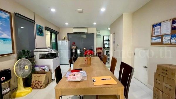 ทาวน์โฮม 3 ชั้น บ้านกลางเมือง รัตนาธิเบศร์ หลังมุม ราคาถูก