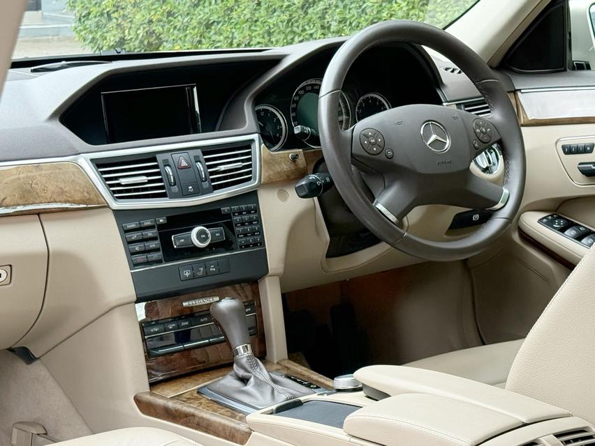 2011 BENZ E200 CGI ( รถมือเดียวออกป้ายแดง ) รถวิ่งน้อย เข้าศูนย์ตามระยะ ไม่เคยมีอุบัติเหตุ สภาพสมบูรณ์ พร้อมใช้งานครับ 12