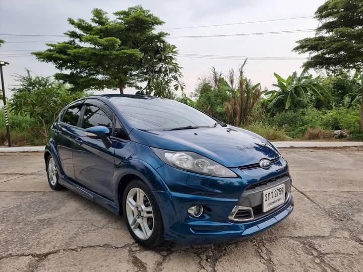 Ford Fiesta สีน้ำเงินดูดีมาก 2