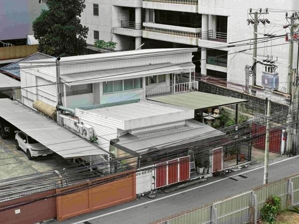 ขายบ้าน พร้อมร้านอาหาร 2 ชั้น เอกมัย-สุขุมวิท 42 ใกล้ BTS ทำเลหายาก ใจกลางเมือง โทร 089-0663888 2