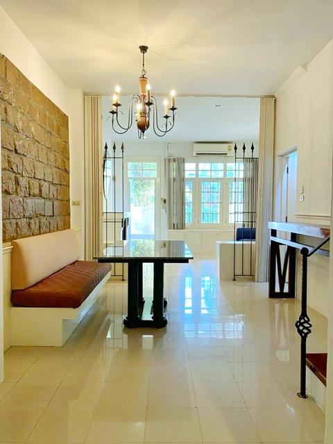 ให้เช่าทาวน์โฮม 3 ชั้น 4นอน หรูมาก รัชดาภิเษก40-48 BTSรัชโยธิน 800 ม. พร้อมเฟอร์ฯครบครัน 22ตร.วา. 264 ตร.ม. 3 น้ำ โฮมออฟ 2