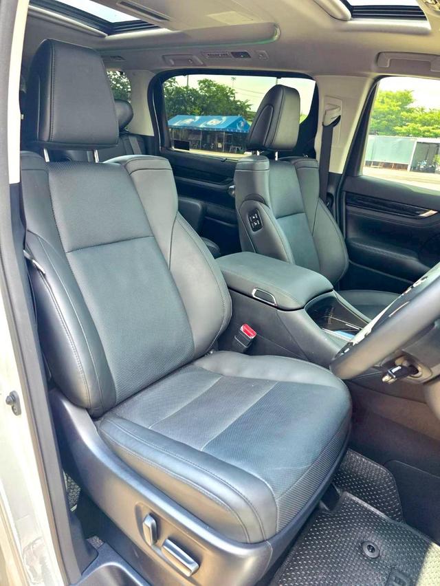 Toyota ALPHARD 2.5SC PACKAGE สีขาว ปี 2022 ไมล์ 20,xxx กม.  8