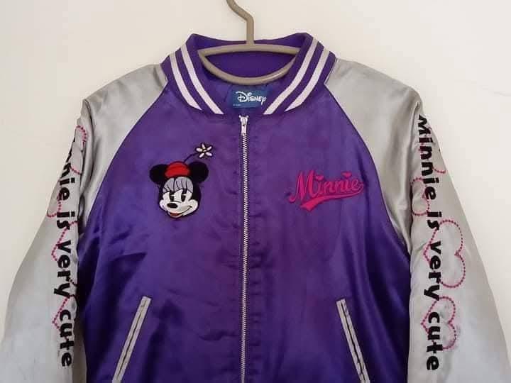 DISNEY เสื้อคลุมเนื้อผ้าเนียนเงา งานปักลายหน้า/หลัง+แนวแขนทั้งสองข้าง สภาพดี ไม่มีตำหนิเปื้อนขาด รูปที่ 4