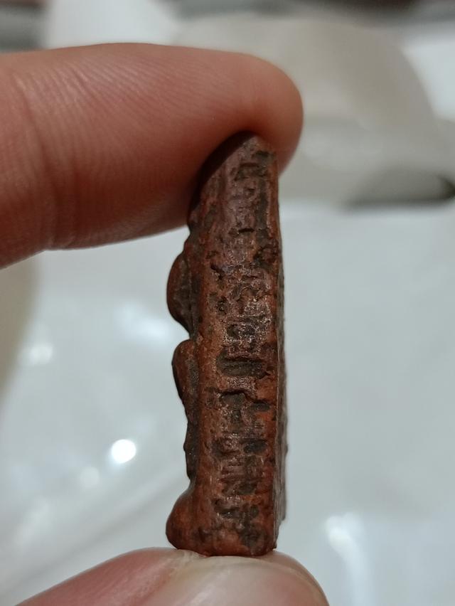 กรุพระนางพญาเข่าตรงเนื่อดินเผาเข้ม 4