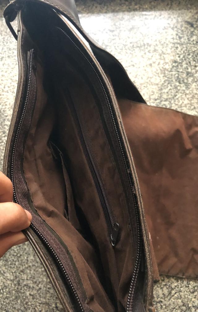 กระเป๋าหนังสีน้ำตาล สะพาย มีตำหนิ ขายถูก 2