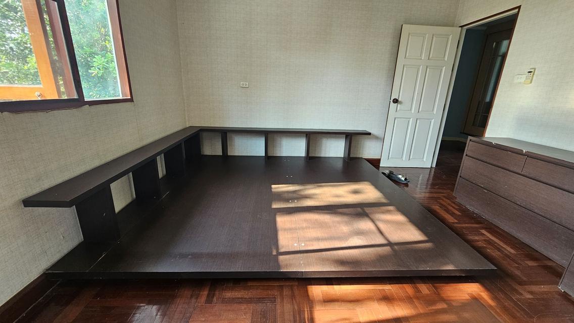 เตียงไม้ สีโอ๊ค King Size 6ฟุต มือสอง สภาพสวยเก็บไว้ที่บ้านไม่มีคนใช้งานเลย