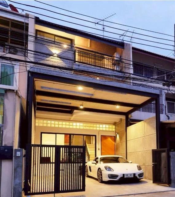 ขายบ้านสไตล์ Industrial Loft 3 ชั้นเล่นระดับ ซอยเอกมัย 28 ดีไซน์โดดเด่นมีเอกลักษณ์ พร้อมอยู่ เหมาะทั้งอยู่อาศัยและทำโฮมออฟฟิศ