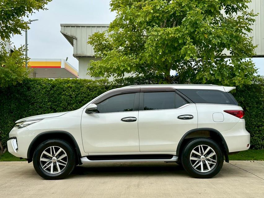 Toyota Fortuner 2.4 Top Sigma4 ดีเซล 4WD Auto ปี 2018 สีขาว เจ้าของดูแลอย่างดี สภาพป้ายแดง