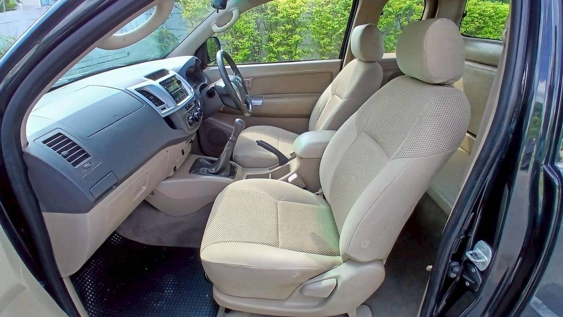 Toyota Vigo Prerunner Smart Cab 2.5 E VN Turbo เกียร์ธรรมดา สีดำ ปี 2013 12
