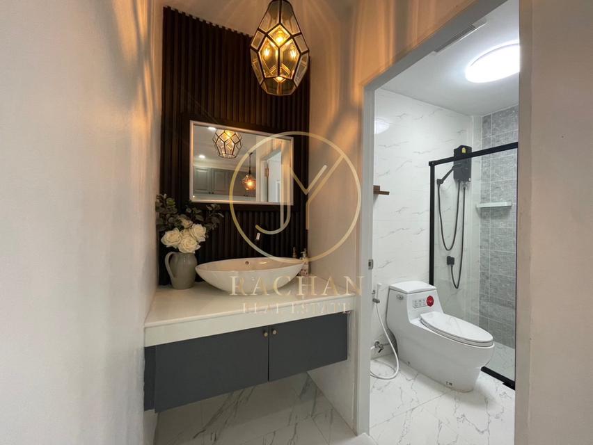 B69-300 ขายด่วน ทาวน์โฮม 3 ชั้น จัดเต็มเฟอร์นิเจอร์ทั้งหลัง หมู่บ้านรื่นฤดี รามคำแหง180  เนื้อที่ 18.2 ตร.ว พื้นที่ใช้สอย 140 ตร.ม 4 ห้องนอน 12