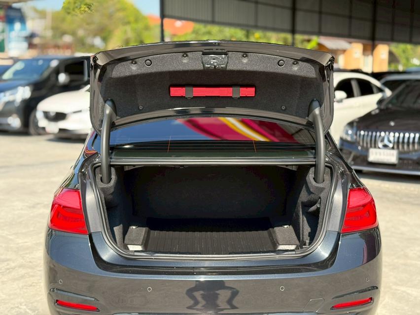 ปี 2016 BMW SERIES 3, 320d LUXURYโฉม F30 ปี12-20 สีดำ เครื่องยนต์ดีเซลตัวLCI เซอร์วิสศูนย์ BMW รูปที่ 17