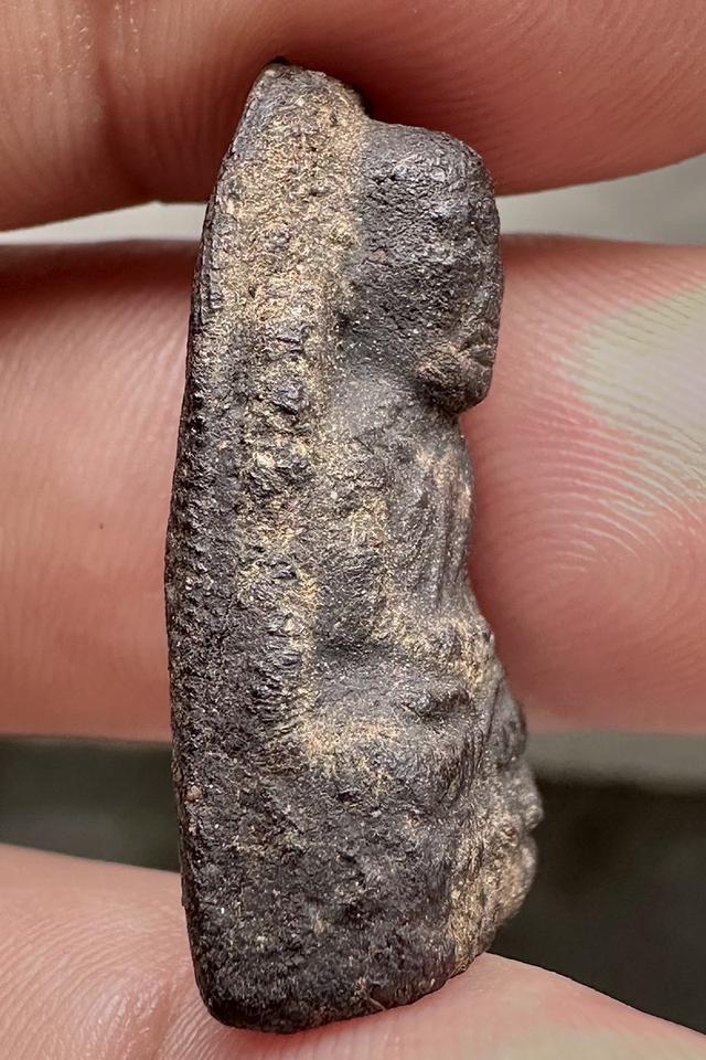 พระหลวงปู่ทวดเนื้อว่าน พิมพ์หลังลายเซ็นต์พระอาจารย์ทิม วัดด่าน จ.ระนอง ปี 2506 สวยๆ ครับ