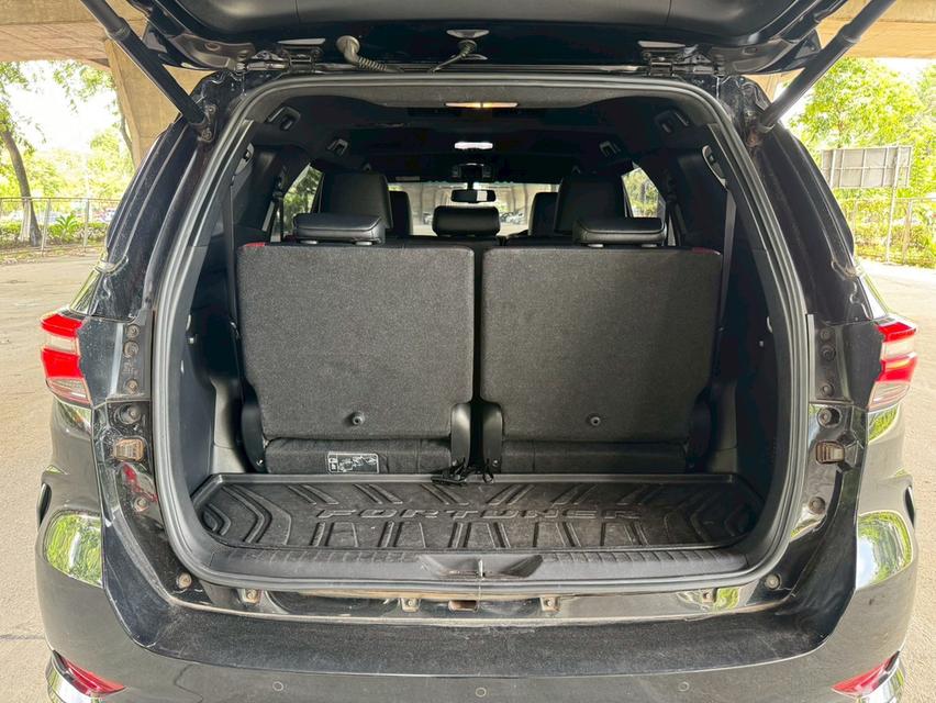 ขายรถ Toyota Fortuner Legender 2.4 2WD ปี 2022 สีดำ เกียร์ออโต้ 20
