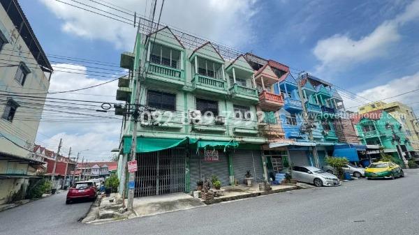 ขายตึกแถว 3 ชั้น บางบัวทอง หมู่บ้าน ป.ผาสุขนิเวศน์ ถนนกาญจนาภิเษก มี 3 คูหาติดกัน ทำเลค้าขาย ใกล้เซ็นทรัลเวสต์เกต พื้นที่รวม 48 ตร.ว.  หลังมุม 2