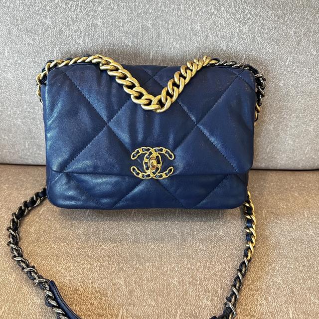 chanel 19 small size navy