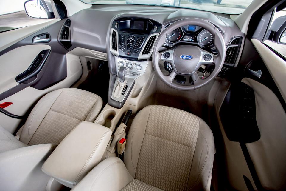 Ford focus 1.6 Sedan ปี 2012 สีเทา  14