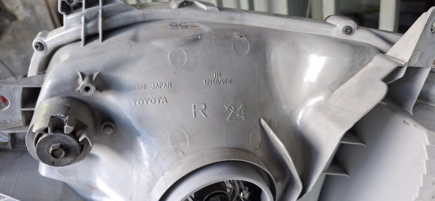 ขาย ไฟหน้า Toyota Commuter หรือ Hiace รุ่นปี 2005-2009. ข้างขวา ของแท้ มือสอง สภาพนางฟ้าราคา 1,500 บาท สุขุมวิท 101 ครับ รูปย่อยที่ 4