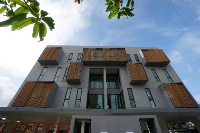 ให้เช่าโฮมออฟฟิศ 4 ชั้นย่านรัชดาลาดพร้าวซอยรัชดา32 ใกล้MRTลาดพร้าว จอดรถได้ 5 คัน ใช้ที่อยู่จดทะเบียนได้มีดาดฟ้า