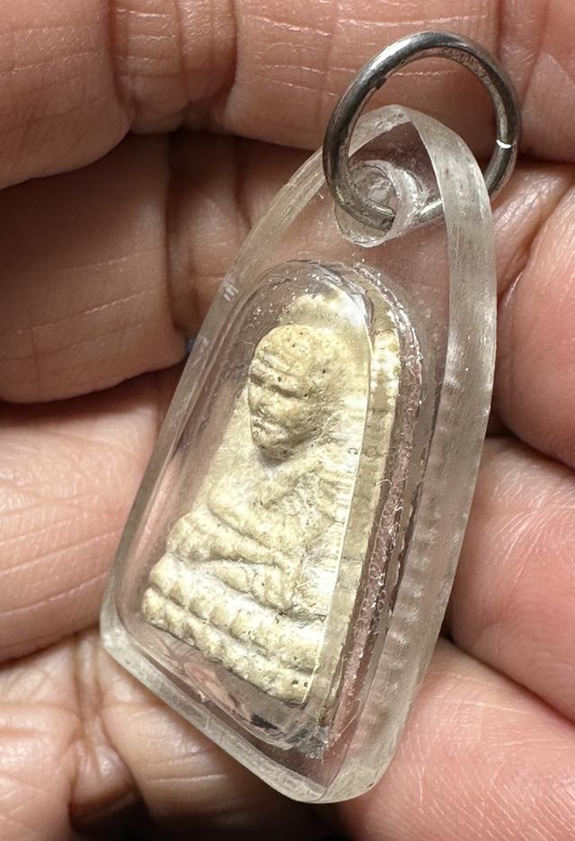 ล.ป.ทวด เนื้อขาว เลี่ยมเดิม ไพอมีอายุความเก่าม่ทราบที่