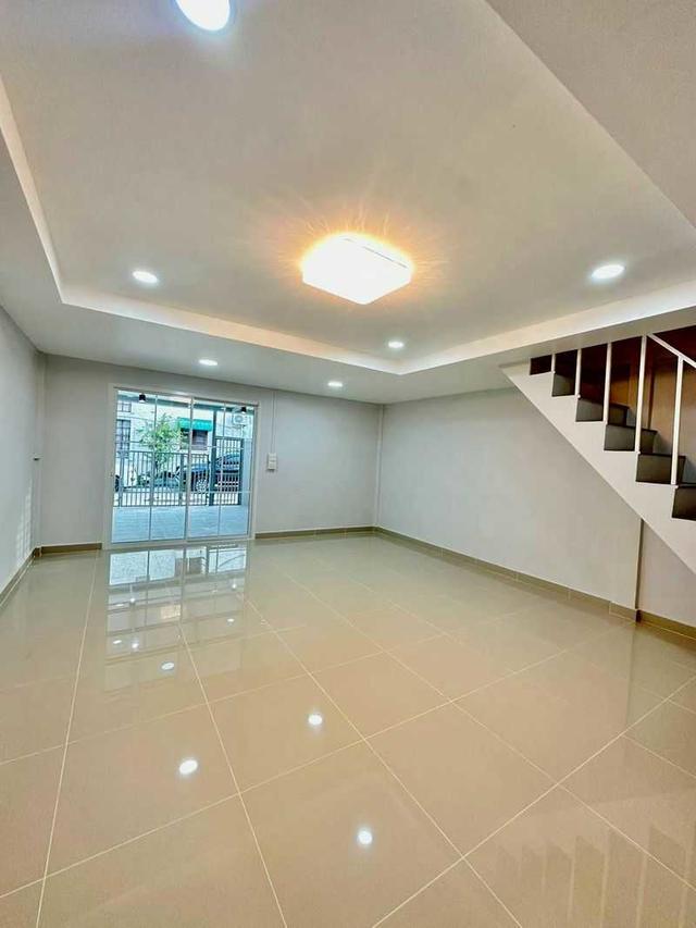 รีโนเวทขายทาวน์เฮ้าส์ 20 ตร.ว หมู่บ้านอุบลชาติ2 (ไทรม้า ท่าอิฐ) จัดโปรแถมเฟอร์นิเจอร์หรือเงินสด 50,000 บาท 11