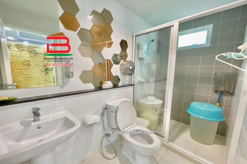 บ้านแฝด หมู่บ้าน อารียา เดอะวิลเลจ ลําลูกกา-คลอง 5 เนื้อที่ 44.8 ตรว. ใกล้รร.วัดปัญจทายิกาวาส ถนนลำลูกกา ตำบลลาดสวาย อำเภอลำลูกกา จังหวัดปทุมธานี 12