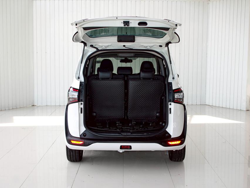 TOYOTA SIENTA 1.5 V 2017  8