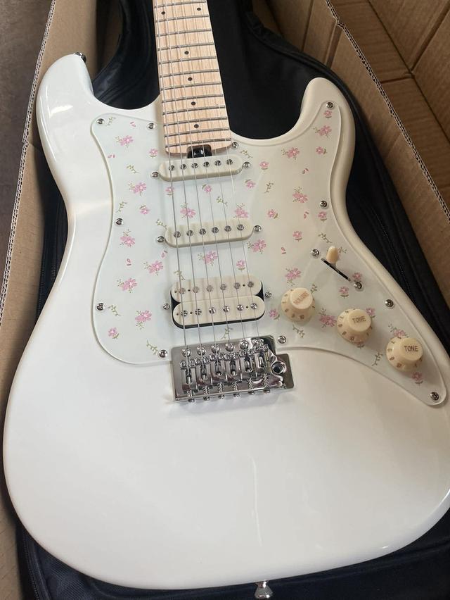 กีต้าร์ไฟฟ้า daisy jeni พร้อมกระเป๋ามือสอง แอมป์skysonic eg10pro มือสอง สภาพดี