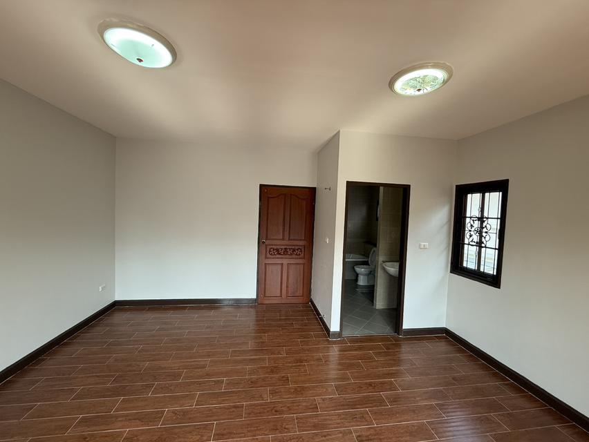 ขายบ้านเดี่ยว หมู่บ้านลีฟวิ่งนารา ซ.เคหะร่มเกล้า 64 แขวงคลองสองต้นนุ่น เขตลาดกระบัง เนื้อที่71ตารางวา  4ห้องนอน 4ห้องน้ำ ติดโซลาเซลล์(ขายไฟได้) 5