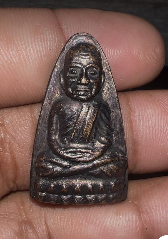 หลวงปู่ทวด ปี 24 หน้าเครา เนื้อทองแดงรมดำ