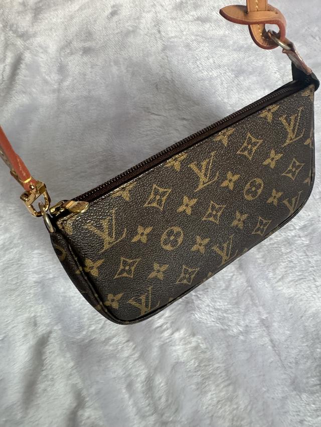 Lv Pochette 4