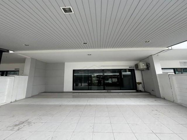 PB5867ให้เช่า ทาวน์โฮม 3 ชั้น ย่าน ถนนร่มเกล้า โครงการทรีโอ ร่มเกล้า ติดถนนใหญ่  2